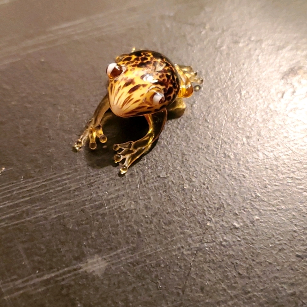 Glass figurine frog